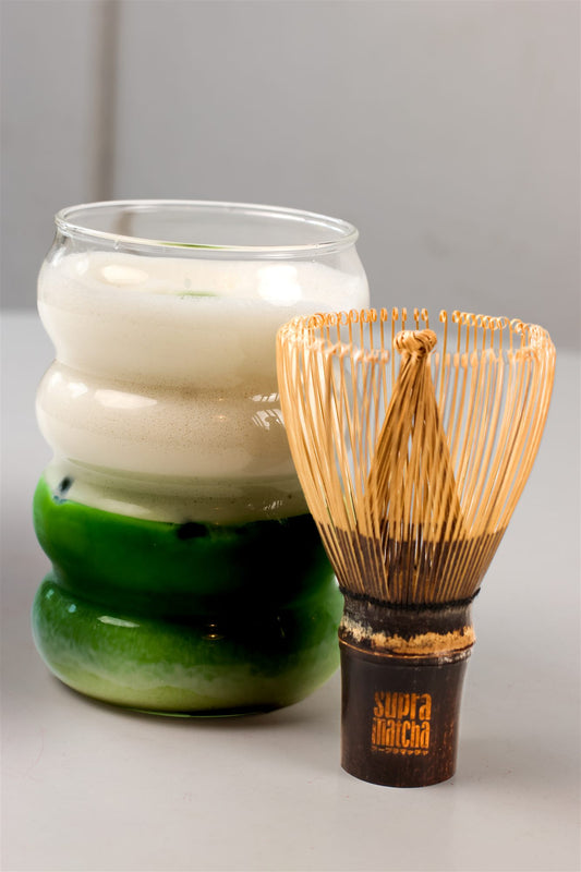 Bol vert et fouet chasen — un rituel matcha tout en douceur