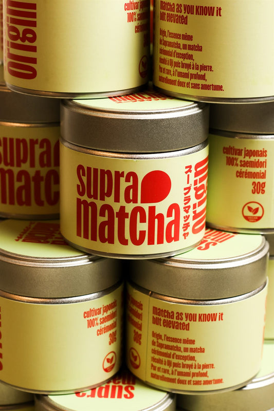 Boîtes de matcha Supramatcha empilées — conservation à l'abri de l'air