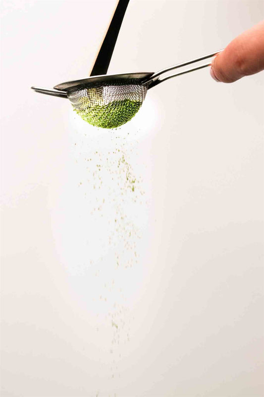 Tamisage du matcha au-dessus du verre — le geste souvent oublié des débutants