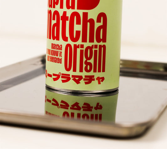 Boîte Origin Matcha Saemidori sur plateau miroir — matcha d'Uji, Japon
