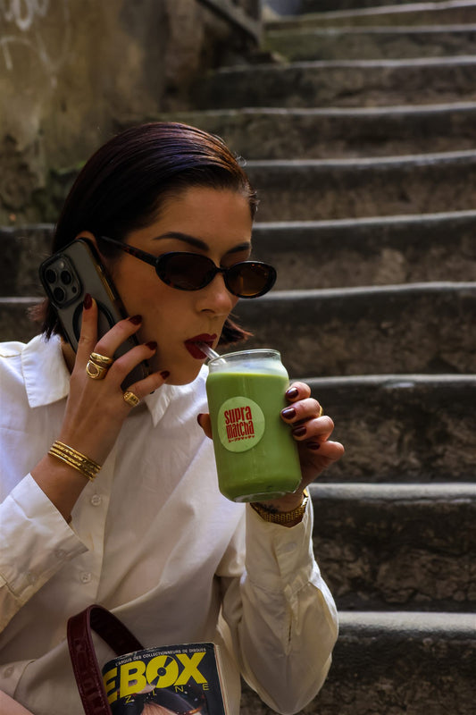 Iced matcha latte dégusté en ville — la boisson tendance de l'été