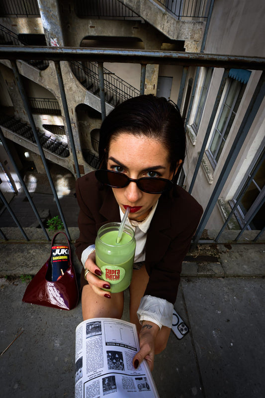 Boisson matcha fraîche bue à la paille — smoothie matcha mangue