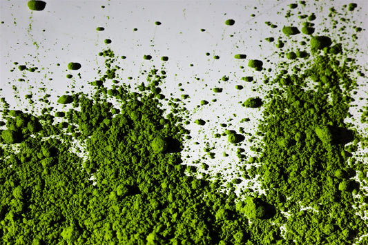 Poudre de matcha précieuse répandue — la pénurie mondiale de 2026