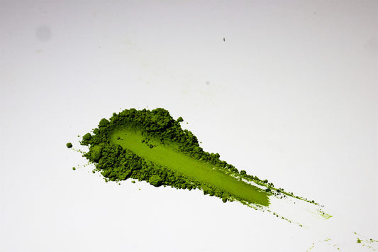 Trainée de poudre de matcha vert émeraude — richesse en chlorophylle