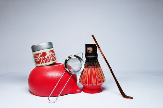 Bol à matcha chawan rouge avec fouet chasen et accessoires