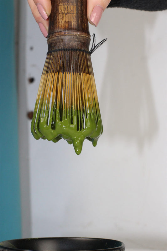 Fouet chasen en bambou recouvert de matcha fraîchement fouetté