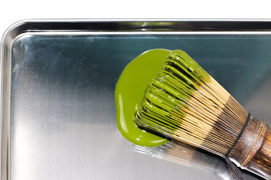 Fouet chasen imprégné de matcha fouetté à la bonne température