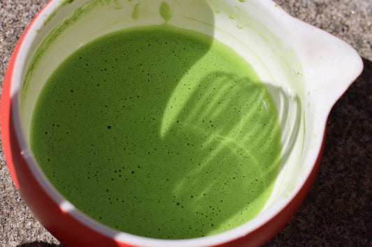 Gros plan sur la mousse d'un matcha fouetté