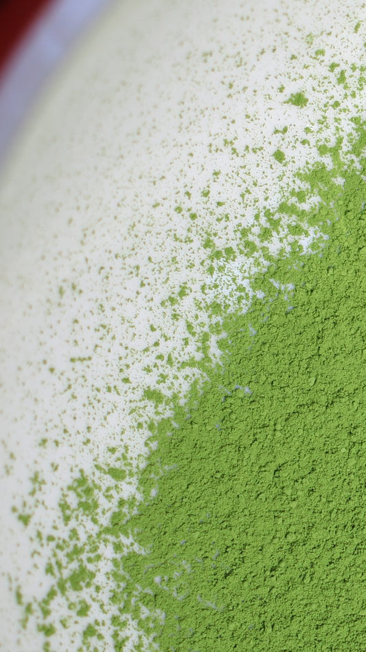 Macro de poudre de matcha vert sur fond clair
