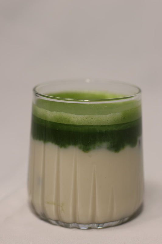 Verre de matcha posé sur un plan de travail