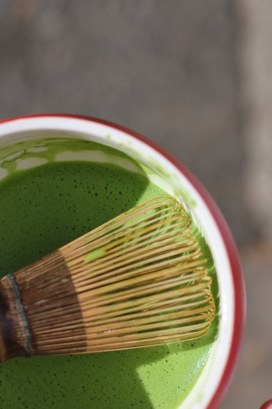 Fouet chasen en bambou et bol de matcha