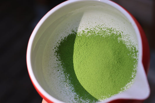 Poudre de matcha dans un bol blanc