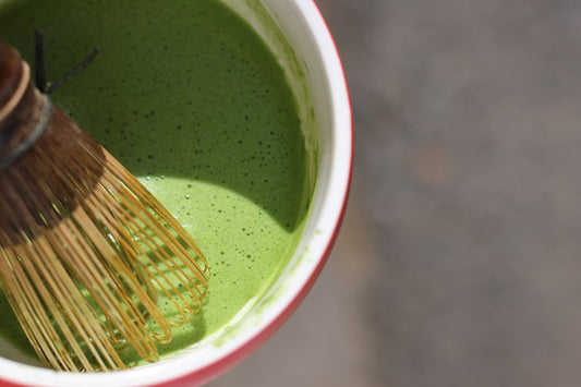 Matcha fouetté au chasen dans un bol