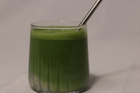 Verre de matcha fouetté, vert profond