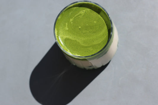 Matcha vert vif vu du dessus dans un verre