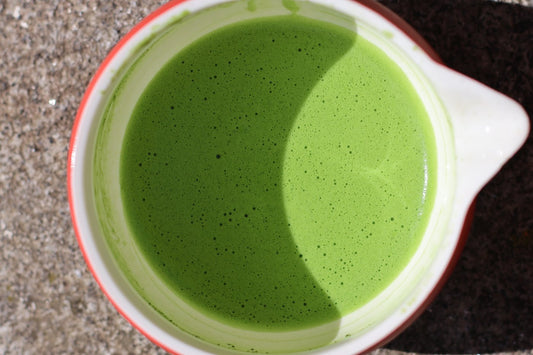 Matcha épais et dense dans un bol rouge