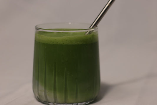 Verre de matcha vert dense