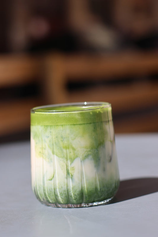 Matcha latte en couches, lait et matcha