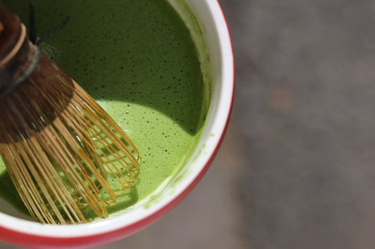 Fouet chasen dans un bol de matcha