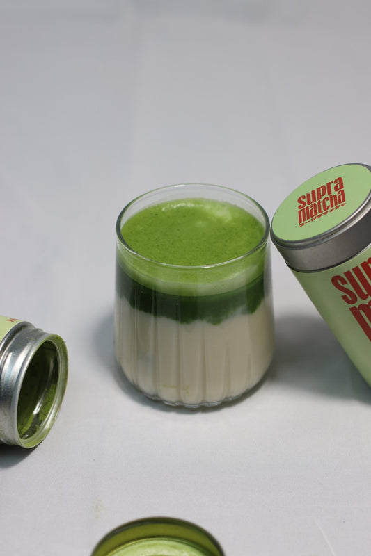 Tube de matcha Supramatcha et verre de matcha