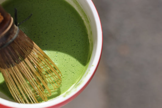 Chasen en bambou plongeant dans le matcha