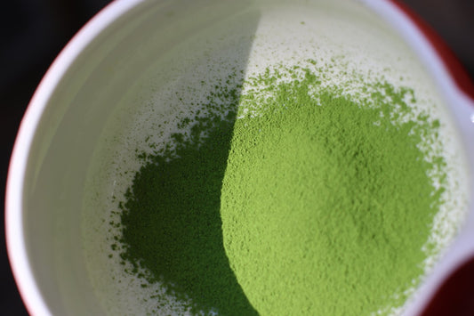 Poudre de matcha vert vif dans un bol