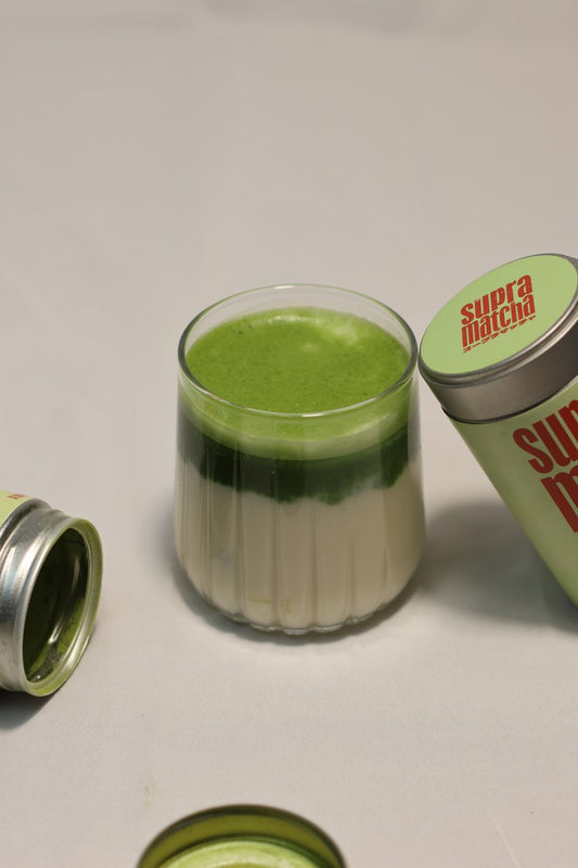 Matcha Supramatcha et verre prêt pour une recette