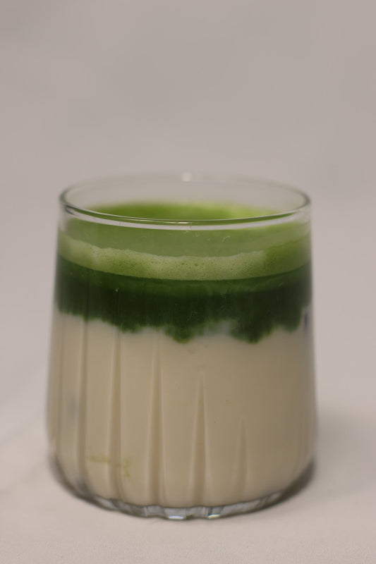 Matcha latte du matin en verre