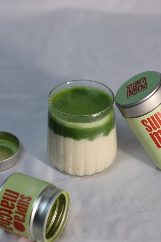 Tube de matcha Supramatcha et verre préparé