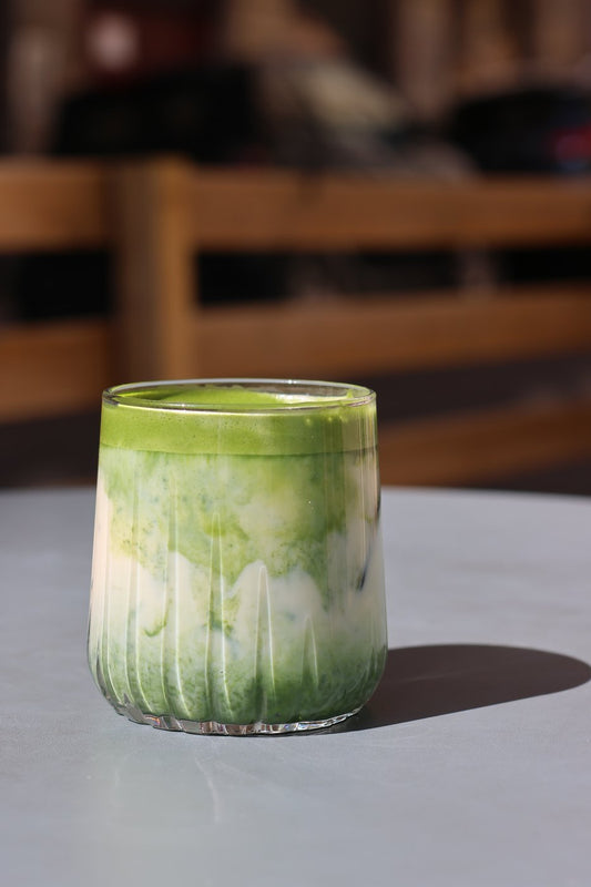 Matcha latte glacé dans un verre strié