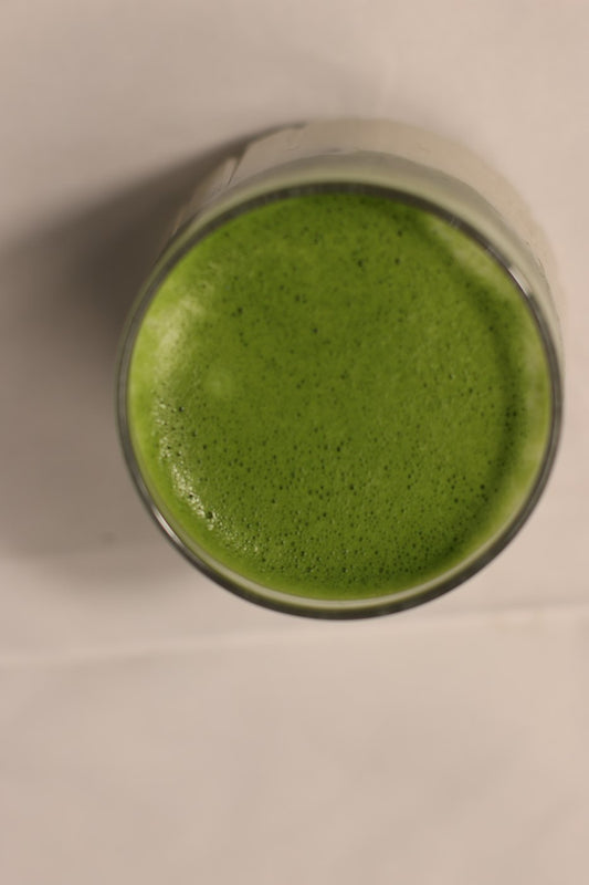 Matcha frais fouetté dans un verre, vu du dessus