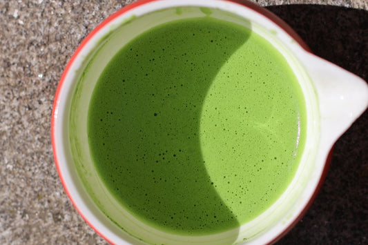 Macro de la mousse de matcha dans un bol