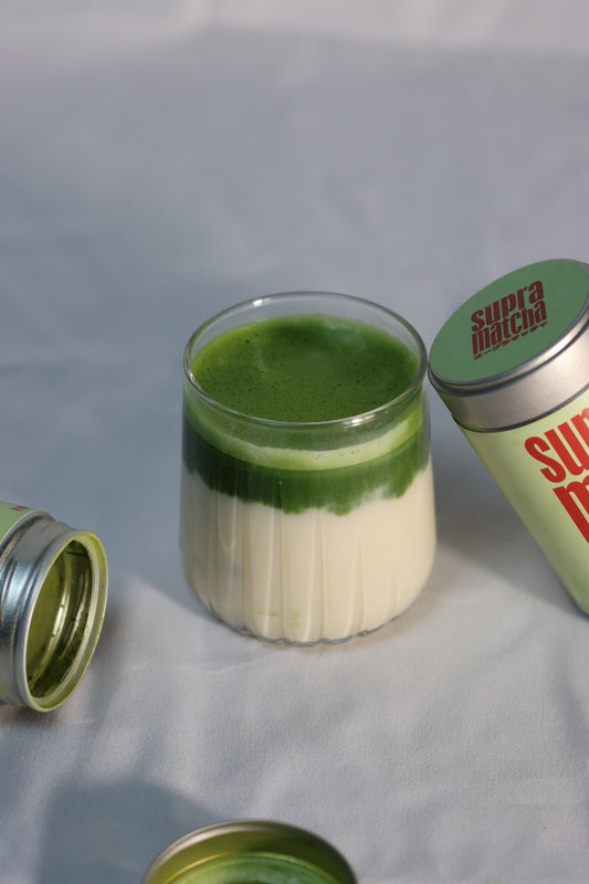 Tube de matcha japonais et verre de matcha