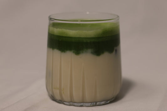 Verre de matcha prêt à boire avec une cuillère