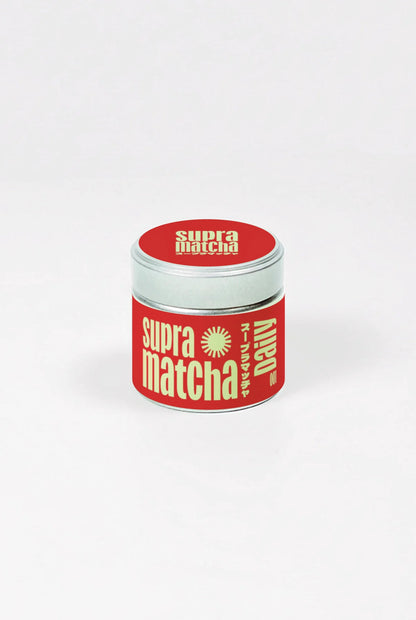 Boîte de matcha Daily 001 Supramatcha 30 g, étiquette rouge, sur fond blanc