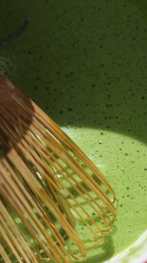 Fouet chasen en bambou dans un matcha Saemidori fouetté — Supramatcha