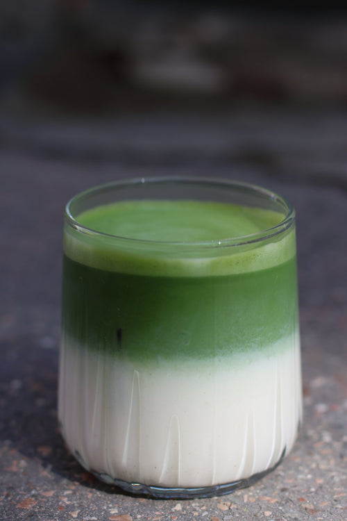 Matcha latte Supramatcha, dégradé de vert et de lait dans le verre