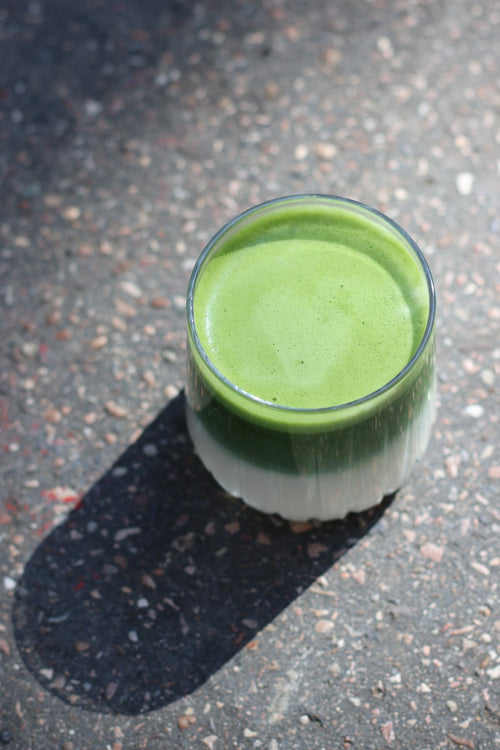 Matcha Supramatcha vu de dessus, verre posé sur le béton