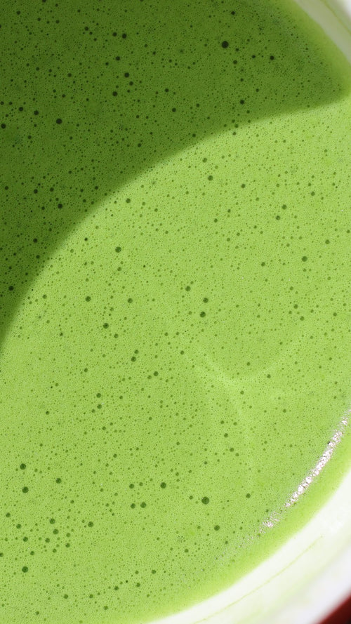 Macro sur la mousse d'un matcha Saemidori d'Uji Supramatcha